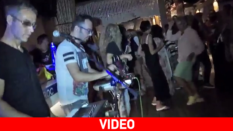 Mykonos Confidential: Πάρτι στην παραλία του Πάνορμου