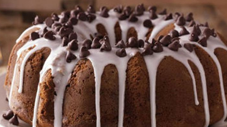 Λαχταριστό κέικ σοκολάτας με λευκό γλάσο