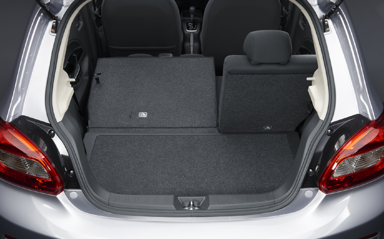 Η πίσω σειρά καθισμάτων πέφτει και ο χώρος αποσκευών μεγαλώνει...