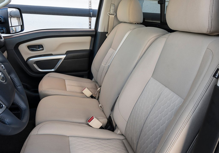 Η καμπίνα μπορεί να φιλοξενήσει τρεις επιβάτες...