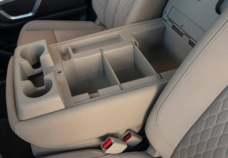 Το τρίτο μεσαίο κάθισμα μεταμορφώνεται σε χώρους για μικροαντικείμενα