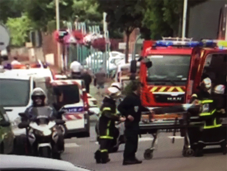 Πυροσβέστες μεταφέρουν τραυματίες