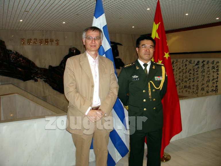 Ο Κώστας Χρηστίδης, Γενικός Διευθυντής της 'Πύλης Φιλίας Ελλάδας-Κίνας', με Κινέζο αξιωματούχο