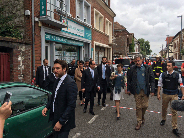 Ο πρόεδρος της Γαλλίας στο σημείο της επίθεσης