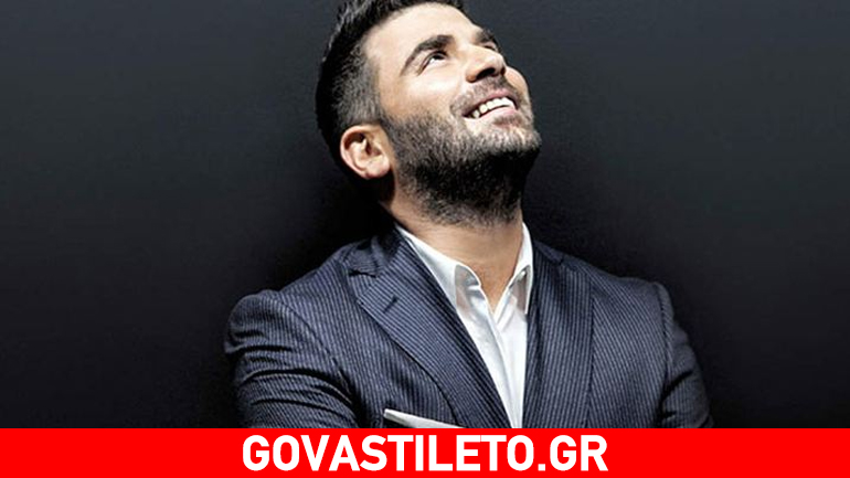 Παντελής Παντελίδης: Φίλοι και συγγενείς τραγουδούν για την γιορτή του έξω από το πρακτορείο της οικογένειας