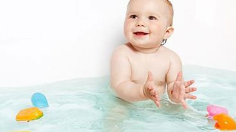 Όταν το μωρό θέλει να τα κάνει όλα μόνο του