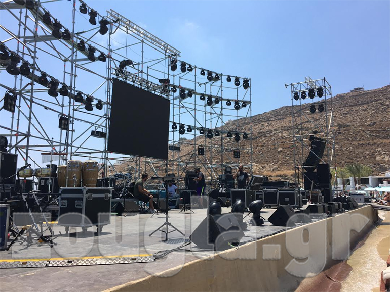 Η σκηνή για τη συναυλία