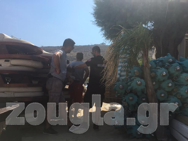 Άνδρες security εποπτεύουν τον χώρο