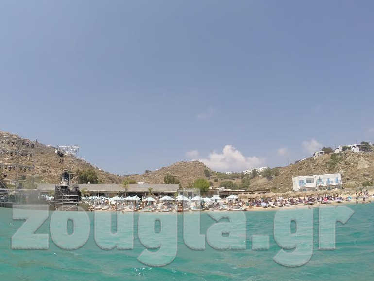 Η παραλία προσεγγίζεται μόνο από... θαλάσσης