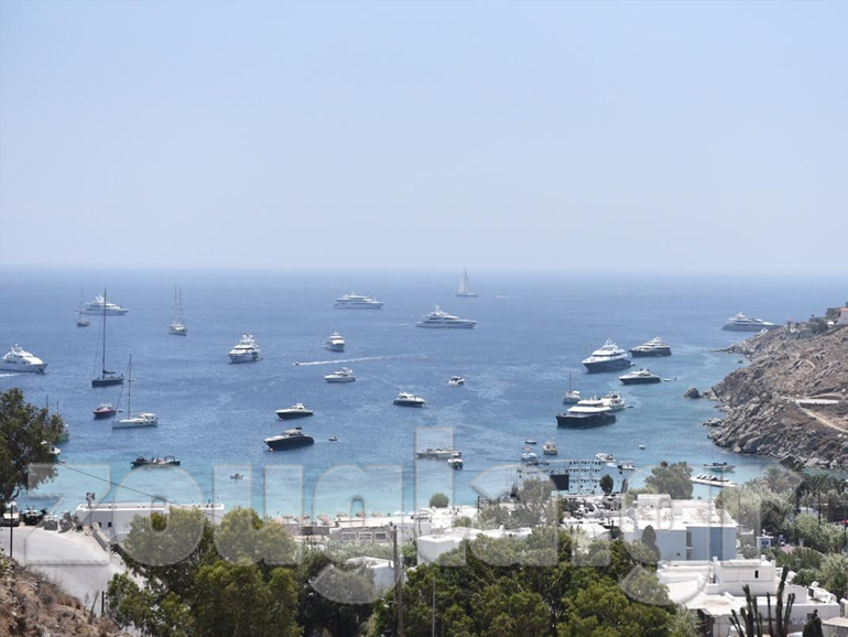 Δεκάδες γιοτ και θαλαμηγοί στην παραλία