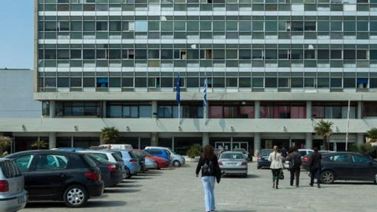 Θεσσαλονίκη: Επίθεση κουκουλοφόρων στο κτίριο διοίκησης του ΑΠΘ