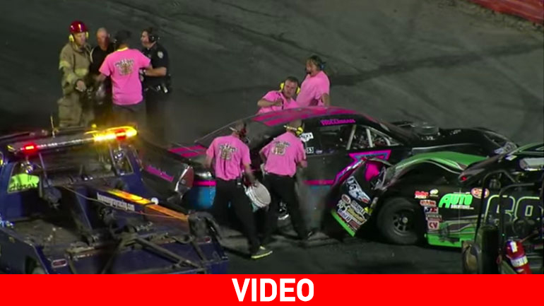 Τρακάρουν, βρίζονται και τους πατούν αυτοκίνητα!