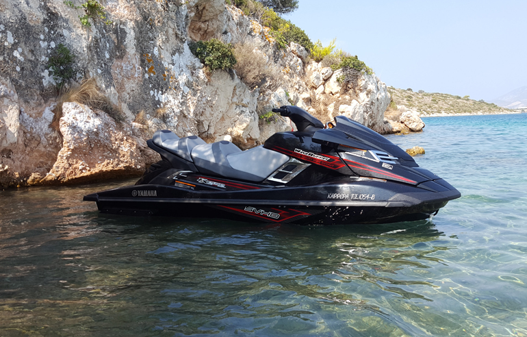 Το λες και... σκάφος. Μεγάλο, άνετο με χώρους και τρεις θέσεις!