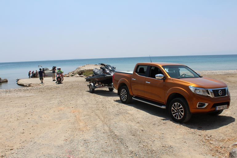 Μία εικόνα και όλα τα... μηχανοκίνητα μέσα! Αυτοκίνητο, μοτοσικλέτα, Jet Ski και σκάφος! Η φωτογραφία από γύρισμα του ΣΚΑΙ με τη βοήθεια του zougla.gr