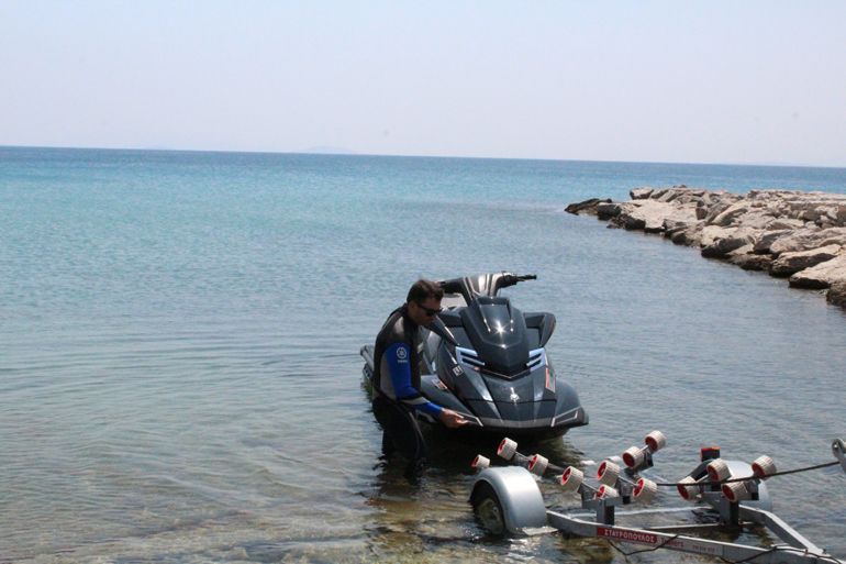 Το waverunner της Yamaha μόλις έχει βουτήξει...