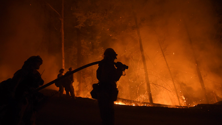 Συνεχίζεται η μάχη με τις φλόγες στην Καλιφόρνια – Ένας νεκρός κατά την επιχείρηση κατάσβεσης