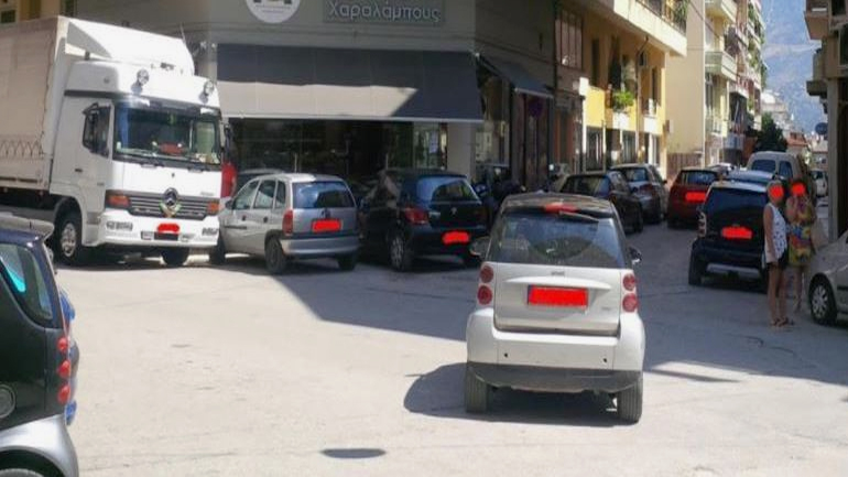 Μοναδικό παρκάρισμα οδηγού στα Ιωάννινα…
