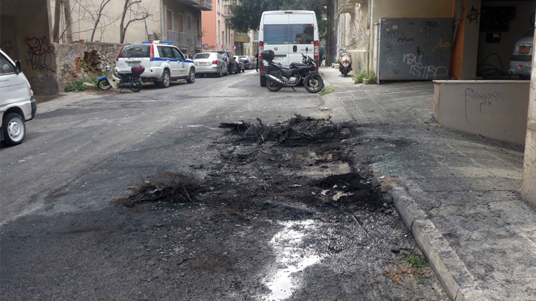 Εξάρχεια: Άγνωστοι πέταξαν μολότοφ κοντά στην κατοικία του Φλαμπουράρη