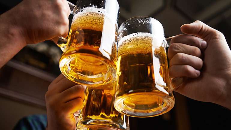 Ζητείται υπάλληλος για να πίνει μπίρες με ετήσιο μισθό 64.650 δολ. Ζητείται υπάλληλος για να πίνει μπίρες με ετήσιο μισθό 64.650 δολ.