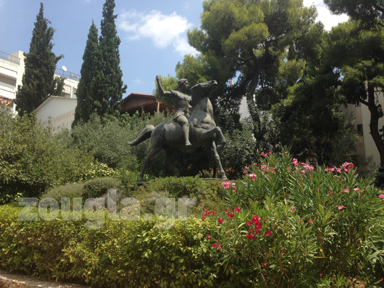 Το άγαλμα στον κήπου του εργαστηρίου