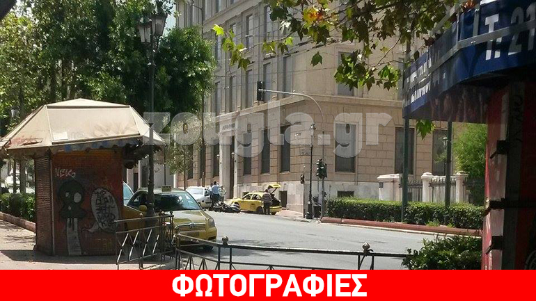 Σοβαρό τροχαίο στην Πανεπιστημίου – μηχανή συγκρούστηκε με ταξί που μετέφερε τουρίστες