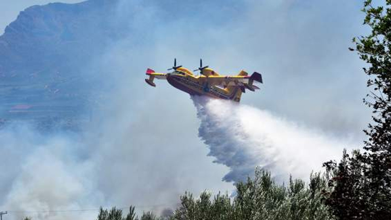 Μαίνεται η φωτιά στην Εύβοια