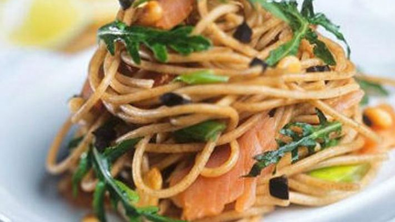 Σπαγγέτι ολικής άλεσης με καπνιστό σολομό και σάλτσα ντομάτας