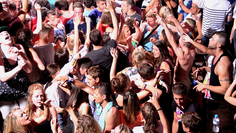 Ζάκυνθος: Σέρβοι τουρίστες τραυμάτισαν Βρετανό σερβιτόρο