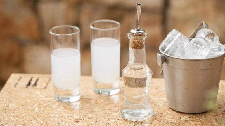 Έρευνα από το Τελωνείο Βόλου για 2.000 λίτρα τσίπουρου