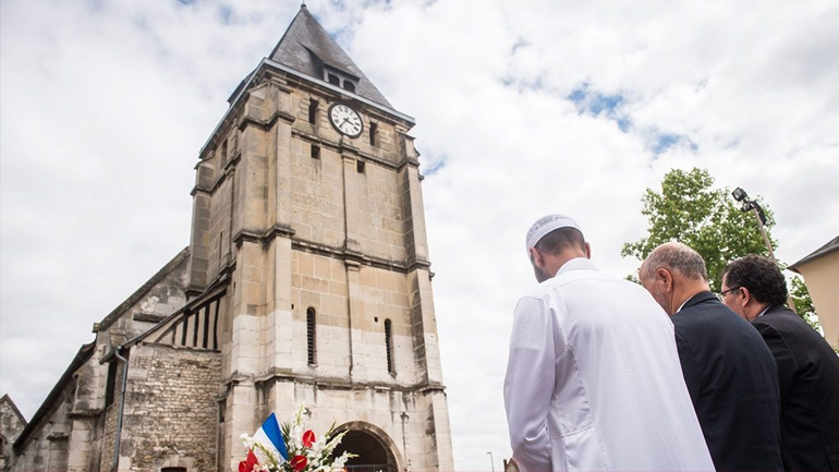 Γαλλία: Κατηγορίες απαγγέλθηκαν σε δύο άνδρες μετά την δολοφονία του ιερέα