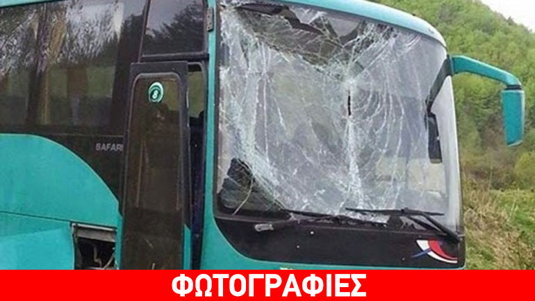 «Καρφώθηκε» στο παρμπρίζ λεωφορείου αλλά τη γλίτωσε