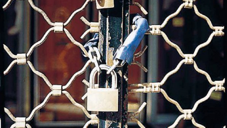 Δεν βρήκαν τι να κλέψουν από επιχείρηση που έκλεισε και άρπαξαν την πόρτα!