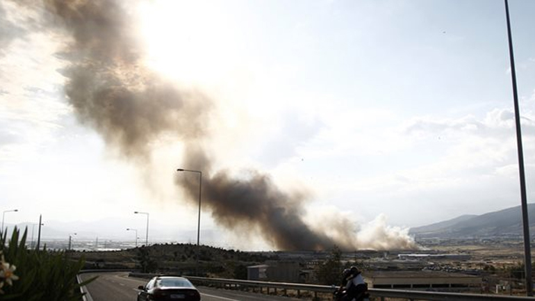 Υπό έλεγχο πυρκαγιά σε παράδρομο της Αττικής οδού