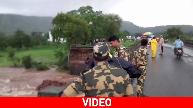 Ινδία: Τουλάχιστον 22 άνθρωποι αγνοούνται από κατάρρευση γέφυρας