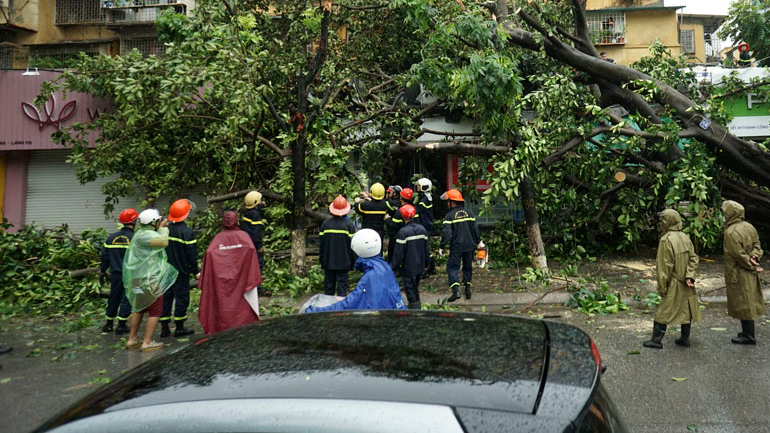 Βιετνάμ: Δύο νεκροί από το πέρασμα του τυφώνα Νίντα