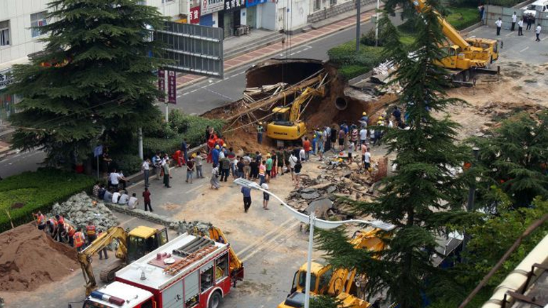 Κίνα: Τρύπα μήκους 30 μέτρων άνοιξε ξαφνικά σε δρόμο – Μία αγνοούμενη