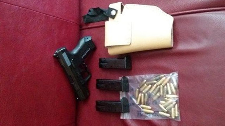 Άρτα: Κλεμμένο πιστόλι βρέθηκε κρυμμένο σε κινητήρα αυτοκινήτου