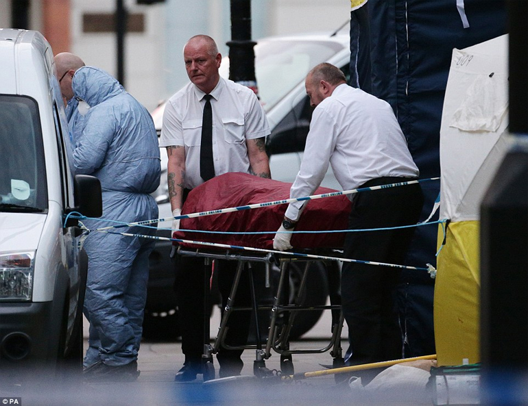 Το πτώμα της γυναίκας μεταφέρεται σε ασθενοφόρο