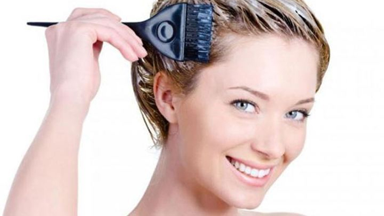 Έτσι θα βγάλετε τον λεκέ από τη βαφή μαλλιών στα ρούχα