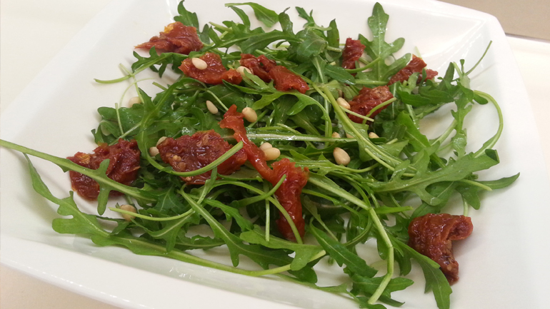 Σαλάτα με λιαστή ντομάτα και μοτσαρέλα