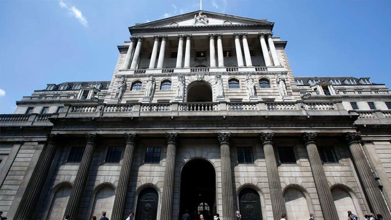 Η Τράπεζα της Αγγλίας μείωσε τα επιτόκια για πρώτη φορά από το 2009
