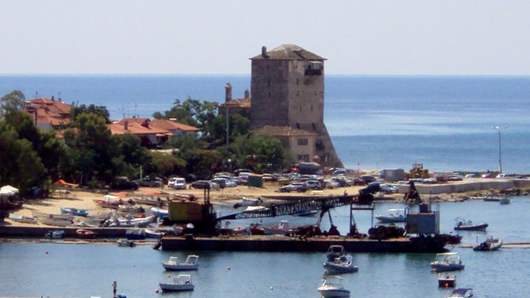 Πυρκαγιά σε μικρό σκάφος στο λιμάνι της Ουρανούπολης