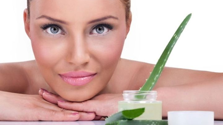 Σπιτικό scrub για το πρόσωπο με αλόη