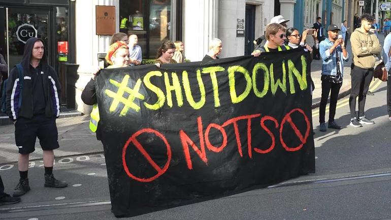 Κυκλοφοριακό χάος και συλλήψεις σε αντιρατσιστική διαδήλωση στο Λονδίνο