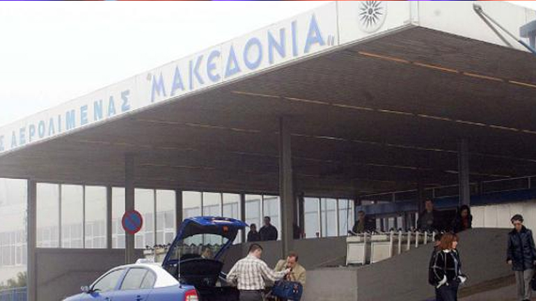 Παραμένουν στο «Μακεδονία» οι επιβάτες του αεροσκάφους της Ellinair που προσγειώθηκε εκτάκτως