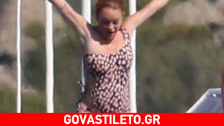 Lindsay Lohan: Απολαμβάνει τις βουτιές της με μαγιό Ελληνίδας σχεδιάστριας