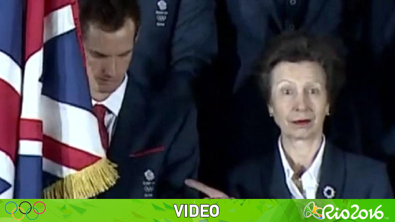 Δύσκολη αποστολή να είσαι… σημαιοφόρος!