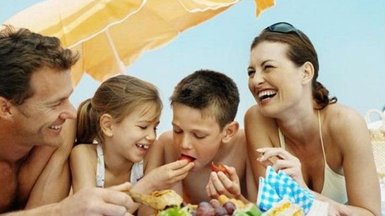 Οικογένεια κάτω από την ομπρέλα!