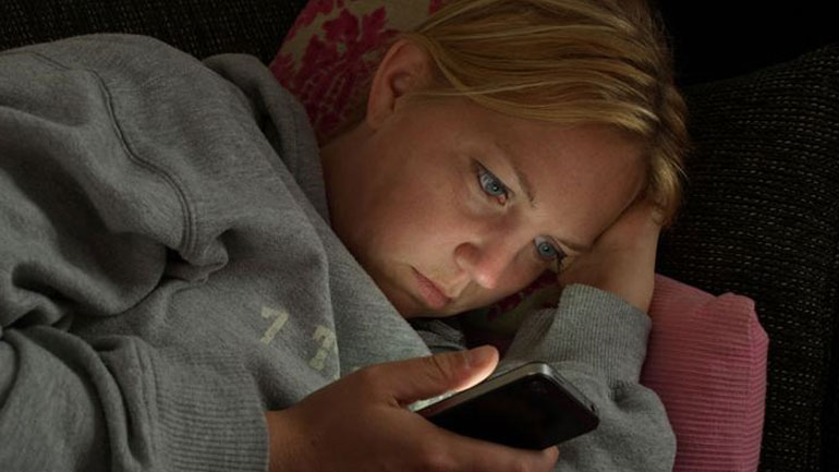 Γιατί δεν πρέπει να «σερφάρετε» με το smartphone στο σκοτάδι