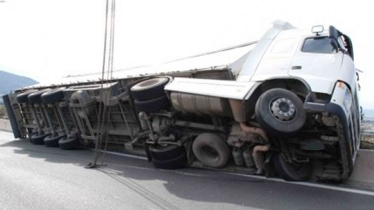 Πάτρα: Εκτροπή φορτηγού στη Βιομηχανική Περιοχή